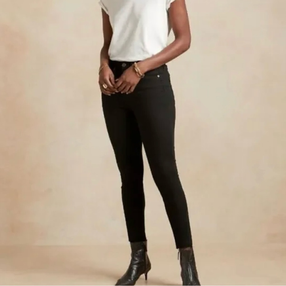 Banana Republic black mid-rise skinny ankle Jean with raw hem size 30